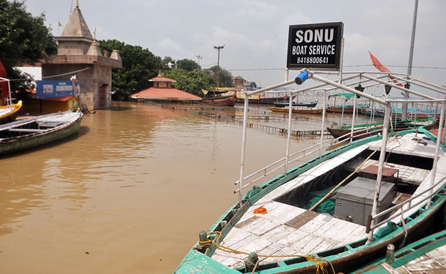 With Varanasi Ghats Under Water, Cremations Take Place On Streets