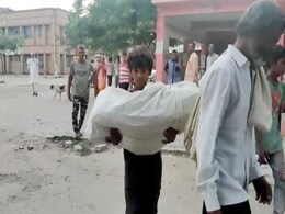 यूपी के अस्पताल में वैन नहीं मिलने पर 2 साल के बच्चे का शव लेकर परिवार पैदल चल पड़ा यूपी के अस्पताल में वैन नहीं मिलने पर 2 साल के बच्चे का शव लेकर परिवार पैदल चल पड़ा