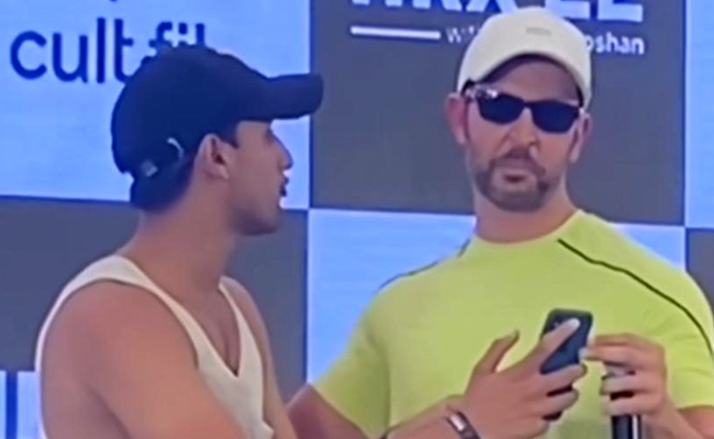 फैन ने छूए ऋतिक रोशन के पैर, फिर जो हुआ किसी ने सोचा ना था...देखें Video