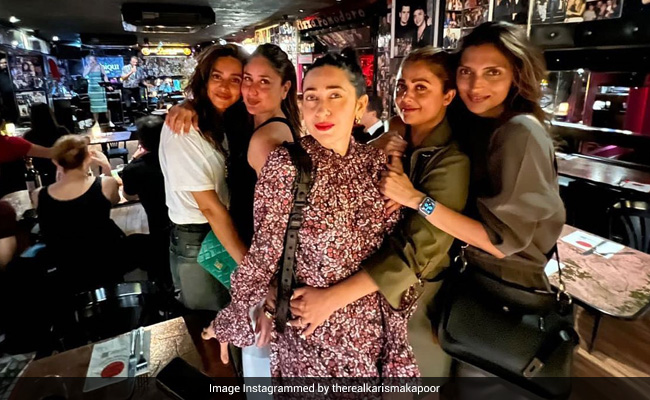 Kareena-Karisma, Shibani Dandekar And Amrita Arora In A Fabulous Pic From London