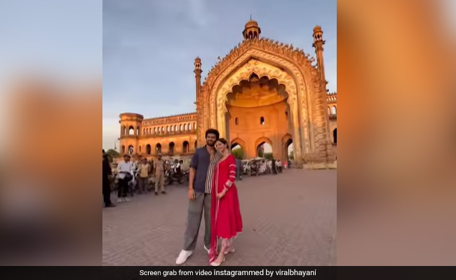 लखनऊ के रूमी दरवाजे के सामने इतराती नजर आईं अनन्या पांडे, विजय देवरकोंडा को साथ देख फैन्स बोले- मैरिड लग रहे हो