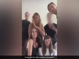 फिनलैंड की पीएम सना मारिन ने दोस्तों के साथ पार्टी में जमकर किया डांस, वीडियो हुआ वायरल फिनलैंड की पीएम सना मारिन ने दोस्तों के साथ पार्टी में जमकर किया डांस, वीडियो हुआ वायरल