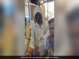 VIDEO: मुंह पर काला मास्क लगाए गणपति लेने पहुंचे राज कुंद्रा, यूजर ने कहा- अरे भगवान से क्या मुंह छुपाना भैया... VIDEO: मुंह पर काला मास्क लगाए गणपति लेने पहुंचे राज कुंद्रा, यूजर ने कहा- अरे भगवान से क्या मुंह छुपाना भैया...