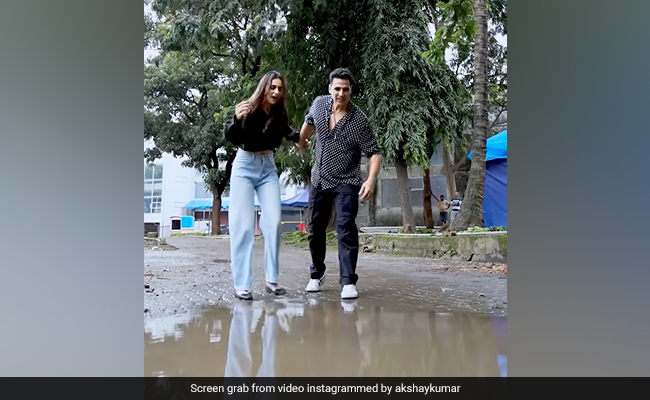 Akshay Kumar, Notorious Prankster, Helped Rakul Preet Over A Puddle. And Then...