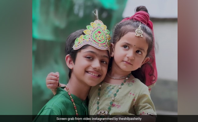 शिल्पा शेट्टी के बेटे वियान ने मटकी फोड़ यूं मनाई जन्माष्टमी तो फैन्स बोले- क्या बात है माखन चोर... 