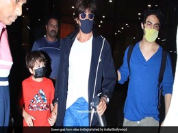 Shah Rukh Khan के साथ फोटो खिंचवाने को उतावला हुआ फैन, जल्दबाजी में हुई धक्का मुक्की तो बेटे Aryan ने यूं संभाला पापा को Shah Rukh Khan के साथ फोटो खिंचवाने को उतावला हुआ फैन, जल्दबाजी में हुई धक्का मुक्की तो बेटे Aryan ने यूं संभाला पापा को