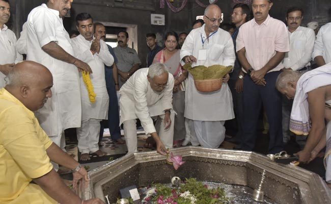 गया के विष्णुपद मंदिर में मुस्लिम मंत्री के प्रवेश पर मचा सियासी बवाल, गंगा जल से धोया गया गर्भगृह