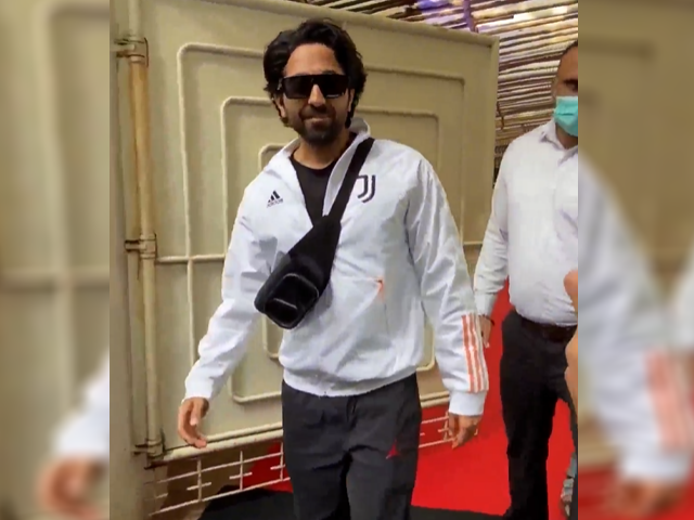 आयुष्‍मान खुराना जूहू में हुए स्‍पॉट, प्रशंसकों को खुशी-खुशी दिए पोज 