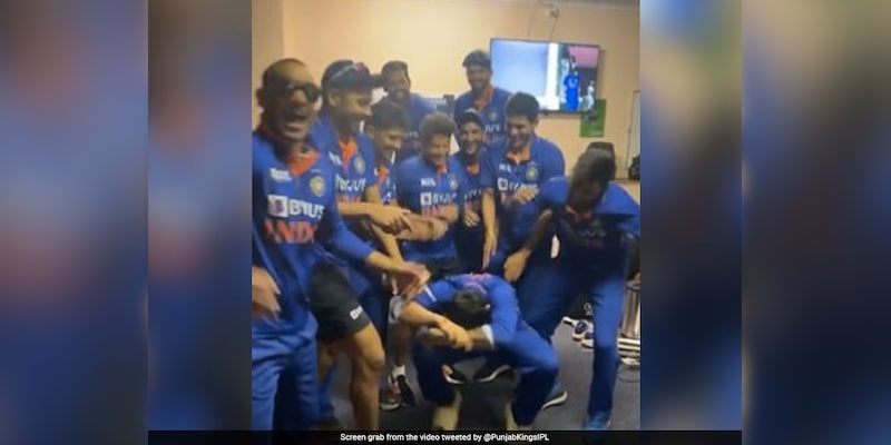 Watch: Dhawan And Co Recreate Norwegian Dance Crew's Viral Performance On 'Kala Chashma' - Vimarsana News