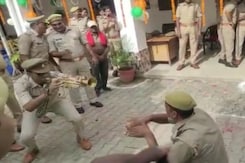 यूपी पुलिस के दारोगा ने ‘सपेरा’ बनकर बजाई बीन, कांस्टेबल ने किया  ‘नागिन डांस’ यूपी पुलिस के दारोगा ने ‘सपेरा’ बनकर बजाई बीन, कांस्टेबल ने किया  ‘नागिन डांस’