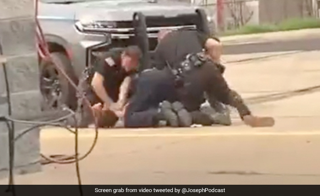 Viral Video Shows US Cops Raining Punches On Man's Head, Kneeing Him