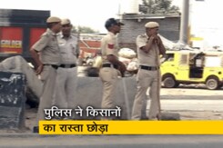 बैकफुट पर आई पुलिस: टिकरी बॉर्डर से ट्रैक्टर-ट्रांलियों में दिल्ली आ रहे किसान बैकफुट पर आई पुलिस: टिकरी बॉर्डर से ट्रैक्टर-ट्रांलियों में दिल्ली आ रहे किसान