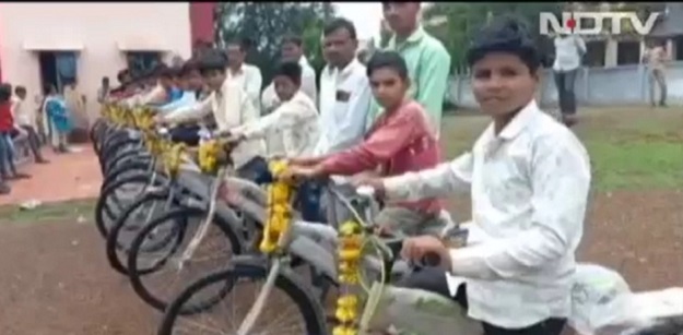 MP : छात्रों की मदद के लिए सांसद वरुण गांधी आए आगे, आगर-मालवा के बच्चों के लिए भिजवाई साइकिलें