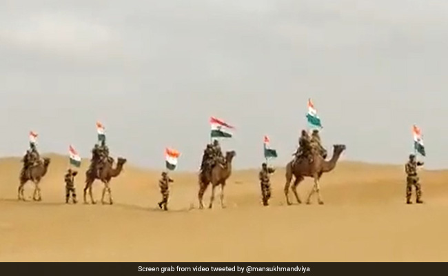 VIDEO: तिरंगे के साथ राजस्‍थान के रेगिस्‍तान पर BSF का यह मार्च आपको कराएगा गर्व का अहसास..