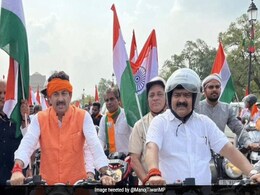 No Helmet During Bike Ride Costs BJP's Manoj Tiwari Rs 20,000 No Helmet During Bike Ride Costs BJP's Manoj Tiwari Rs 20,000