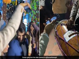 Watch: Man Gives <i>Shagun</i> To Wedding Drummer Through Paytm, Internet In Splits Watch: Man Gives <i>Shagun</i> To Wedding Drummer Through Paytm, Internet In Splits