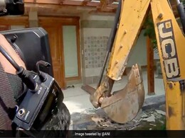Shrikant Tyagi के घर पर चला 'योगी बाबा' का बुलडोजर, सोशल मीडिया पर वीडियो हुआ वायरल Shrikant Tyagi के घर पर चला 'योगी बाबा' का बुलडोजर, सोशल मीडिया पर वीडियो हुआ वायरल