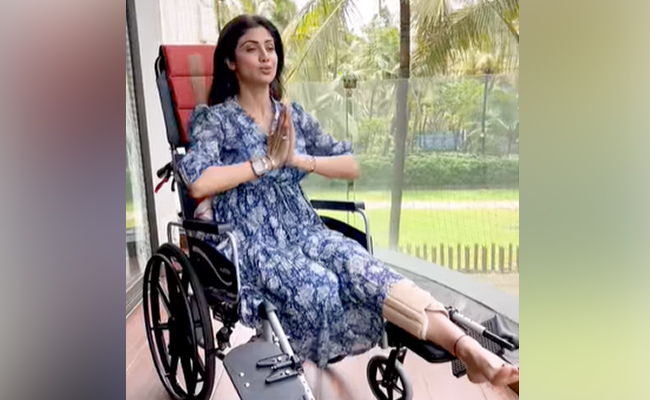 Nothing Gets Between Shilpa Shetty And Yoga, Not Even A Broken Leg