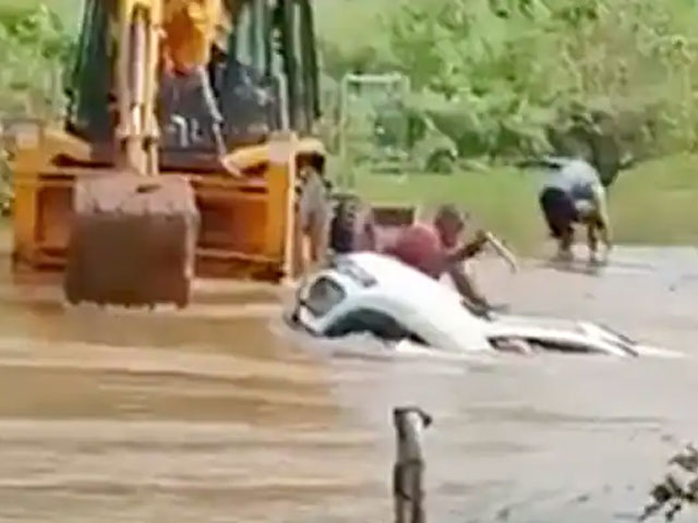 कर्नाटक: पानी में बह रही थी कार, विंडशील्‍ड तोड़कर दो लोगों को सुरक्षित बचाया 