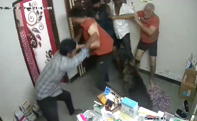 VIDEO : डॉक्टर ने गेट खोलने में कर दी देरी, मरीज के परिजनों ने तोड़ी खिड़की, अंदर घुसकर की मारपीट