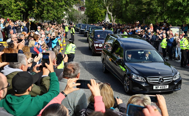Locals Silent In Grief For Their Cherished Neighbour Queen Elizabeth