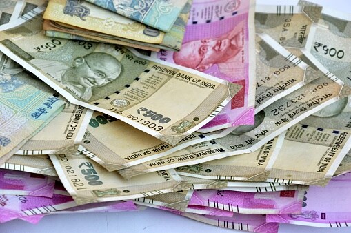 Rupee Weakens Sharply Against A Rampant Dollar After US Inflation Data Shock - Vimarsana News