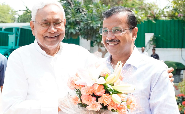 बिहार CM नीतीश कुमार विपक्ष को एकजुट करने में लगे, केजरीवाल और लेफ्ट नेताओं से की मुलाकात