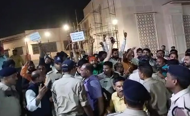 उज्जैन में बजरंग दल कार्यकर्ताओं ने फिल्म ब्रह्मास्त्र की टीम का किया विरोध, पुलिस का लाठीचार्ज