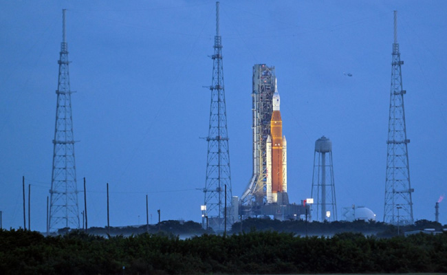 Hurricane Ian Prompts NASA To Roll Moon Rocket Off Launchpad