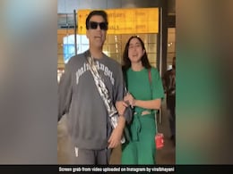 करण जोहर ने एयरपोर्ट पर की फनी शायरी, बोले- 'कौन बनेगा सारा का शौहर', तो एक्ट्रेस ने यूं दिया रिएक्शन...VIDEO करण जोहर ने एयरपोर्ट पर की फनी शायरी, बोले- 'कौन बनेगा सारा का शौहर', तो एक्ट्रेस ने यूं दिया रिएक्शन...VIDEO