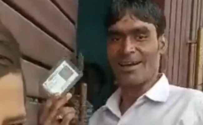 शादी की दावत खाने के लिए बारातियों को दिखाना पड़ा आधार कार्ड, वीडियो देख चौंक गए लोग