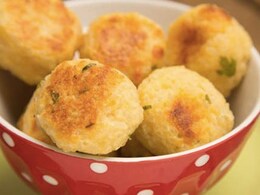 हेल्दी और क्विक ब्रेकफास्ट के लिए ऐसे बनाएं सूजी बॉल्स-Recipe Inside हेल्दी और क्विक ब्रेकफास्ट के लिए ऐसे बनाएं सूजी बॉल्स-Recipe Inside