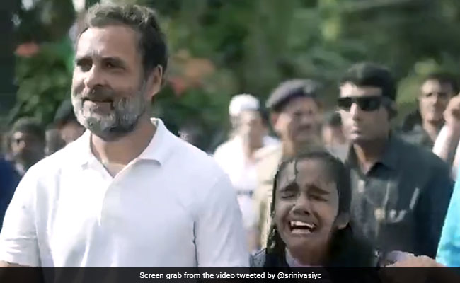 Bharat Jodo Yatra: Rahul Gandhi को देख भावुक हुई लड़की, गले लगकर फूट-फूट कर रोई