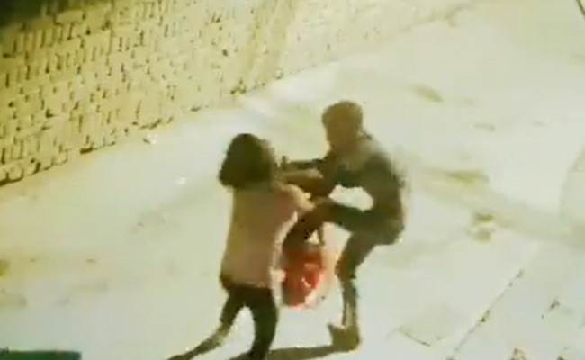 VIDEO : बदरपुर में लड़की पर हमला कर स्नैचिंग करता बदमाश CCTV में हुआ कैद