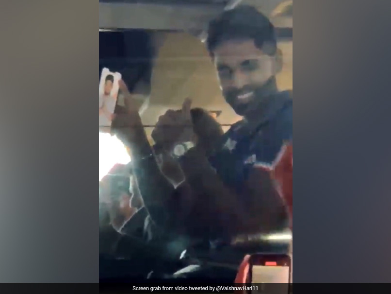 VIDEO: तिरुवनंतपुरम पहुंचते ही SKY ने यूं जीता लोकल फैंस का दिल, अपने फोन में दिखाई संजु सैमसन की ये फोटो