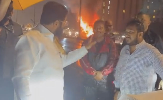 VIDEO: मुंबई के हाइवे पर धू-धू कर जल रही थी कार, CM शिंदे ने काफिला रोक कहा- कार से ज्यादा जरूरी तो...