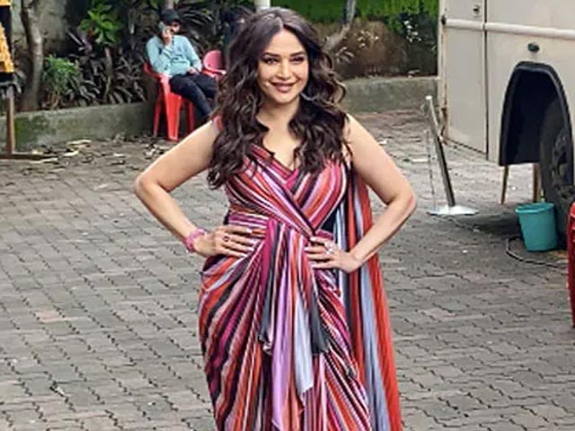 Smile, Pose, Repeat: Madhuri Dixit On Sets Of <i>Jhalak Dikhhla Jaa</i>
