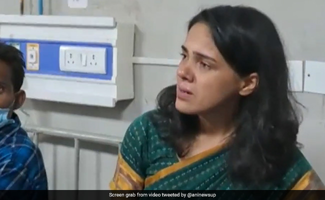VIDEO: घायल बच्चे को देख रोने लगीं IAS रोशन जैकब, लखीमपुर बस हादसे के पीड़ितों से मिलने पहुंची थीं अस्पताल