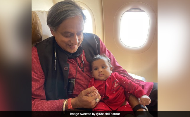 शशि थरूर को फ्लाइट में मिली छोटी बच्ची, गोद में खिलाते आए नज़र, फोटो शेयर कर कही ये बात