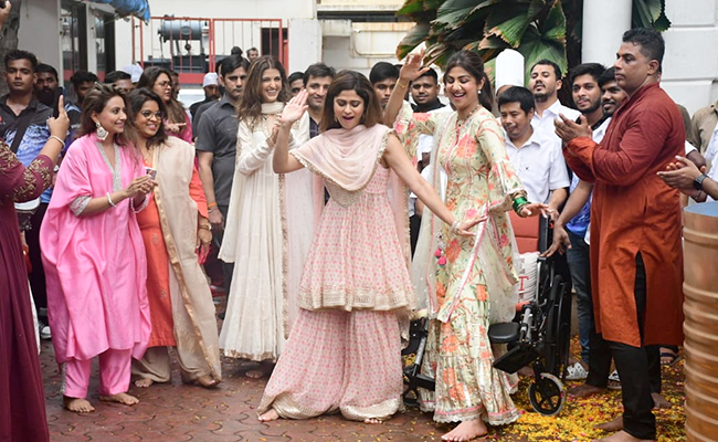 Ganesh Chaturthi 2022: Shilpa Shetty, Raj Kundra Bid Adieu To Bappa. See Visarjan Pics