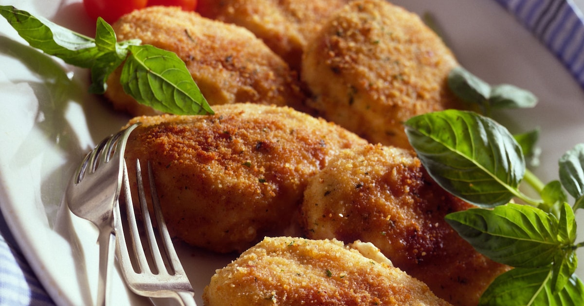 рыбные котлеты на сковороде. котлеты на пару в мультиварке. куриные котлеты на пару диетические. внешний вид рыбных котлет. рыбные котлеты в мультиварке.