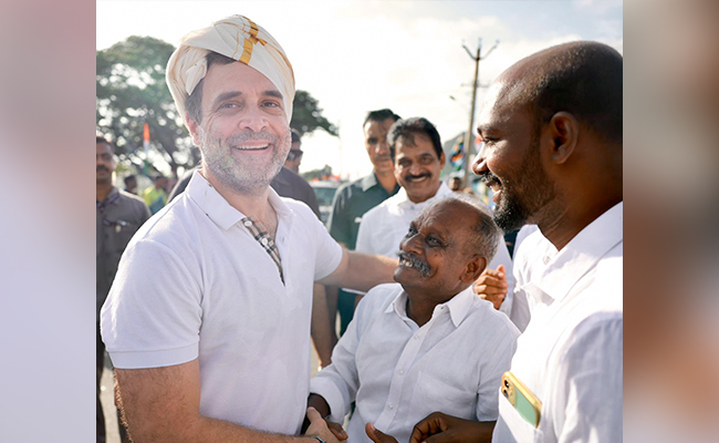 राहुल गांधी से मिले 'विलेज कुकिंग' चैनल के सदस्‍य, कांग्रेस नेता ने पिछले साल इनके साथ बनाई थी बिरयानी