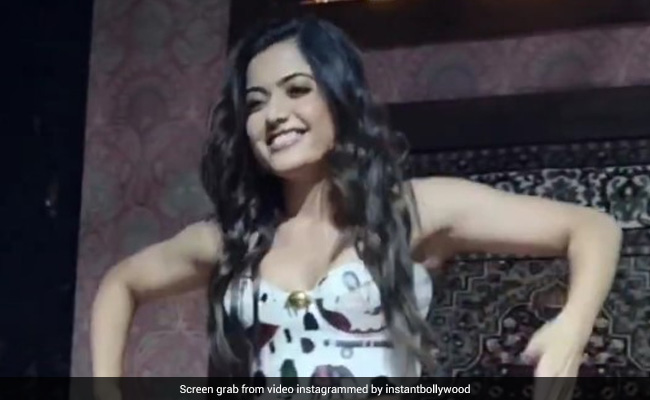 VIDEO: पुष्पा की श्रीवल्ली ने स्टेज पर खड़े हो किया धमाकेदार डांस, फैन्स बोले- नजर ना लगे क्यूटनेस को...