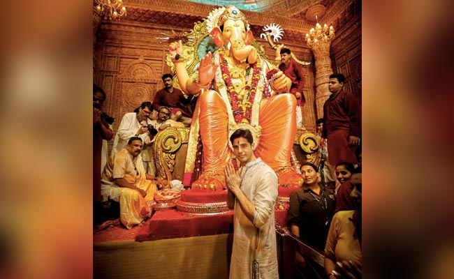 Sidharth Malhotra Visits Lalbaugcha Raja: "Grateful For Everything," He Writes