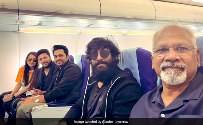 <i>Ponniyin Selvan</i>'s Vikram, Trisha, Karthi, Jayam Ravi's Plane Selfies With Mani Ratnam