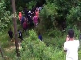 मेघालय में मॉब लिंचिंग: जेल से फरार 6 में से 4 कैदियों को भीड़ ने पीट-पीटकर मार डाला मेघालय में मॉब लिंचिंग: जेल से फरार 6 में से 4 कैदियों को भीड़ ने पीट-पीटकर मार डाला