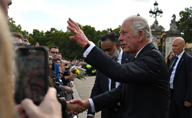 Britain's New Monarch King Charles Greets People Outside Buckingham Palace