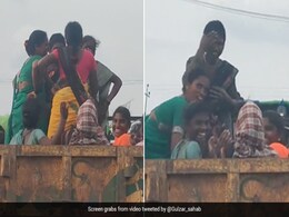 ट्रैक्टर पर डांस करते हुए जा रही थीं महिलाएं, अचानक कैमरे पर पड़ी नज़र, किया कुछ ऐसा, लोग बोले- दीदी शरमा गई का... ट्रैक्टर पर डांस करते हुए जा रही थीं महिलाएं, अचानक कैमरे पर पड़ी नज़र, किया कुछ ऐसा, लोग बोले- दीदी शरमा गई का...