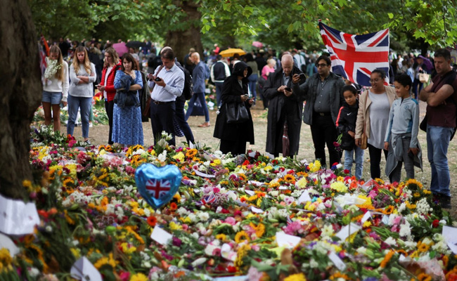 London Queues Up To Pay Respects To Queen In "Once In A Lifetime Event"