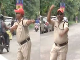 अनोखे अंदाज में ट्रैफिक कंट्रोल करता दिखा उत्तराखंड का यह होमगार्ड, देखें VIDEO अनोखे अंदाज में ट्रैफिक कंट्रोल करता दिखा उत्तराखंड का यह होमगार्ड, देखें VIDEO